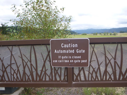 Caution, automated gate at entrance &ndash; if gate is closed use call-box on gate post